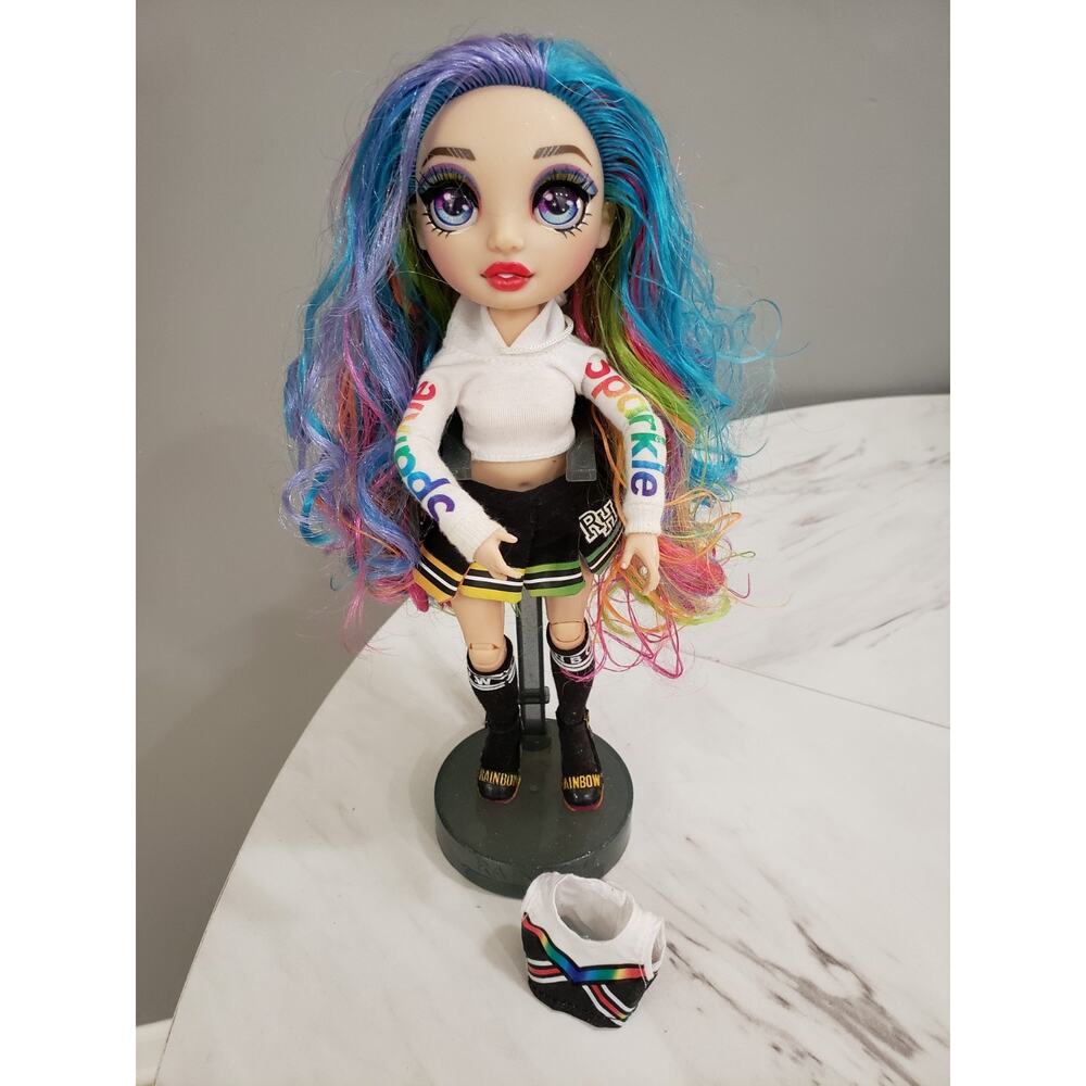 WITH STAND Mga Rainbow High Amaya Raine Cheerleader Rainbow Hair Outfit
